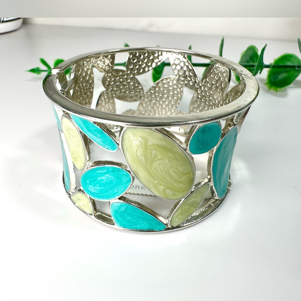 🩵New York & Co. Silver Tone Hinged Bracelet with Swirly Blue and Green Enamel